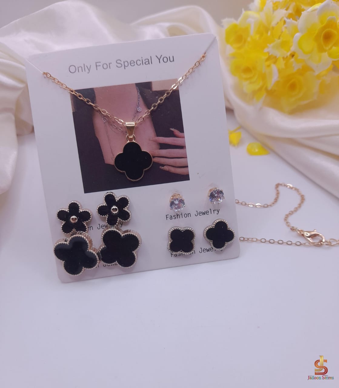 *New Clover Locket Plus 4 Different Earrings Card For Girls_* *New Clover Locket Plus 4 Different Earrings Card For Girls_*