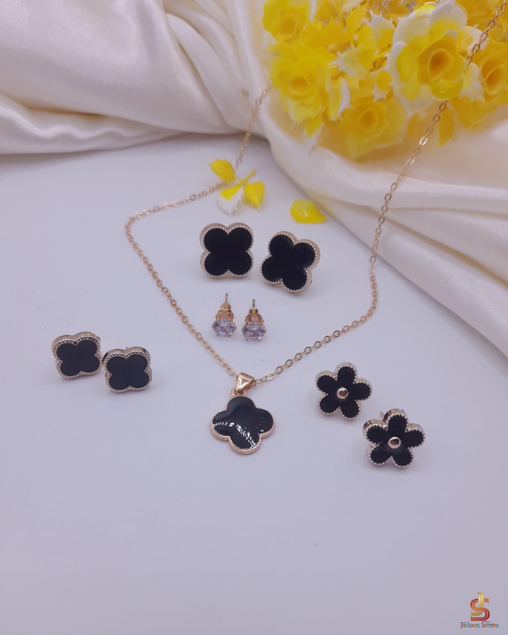 *New Clover Locket Plus 4 Different Earrings Card For Girls_* *New Clover Locket Plus 4 Different Earrings Card For Girls_*